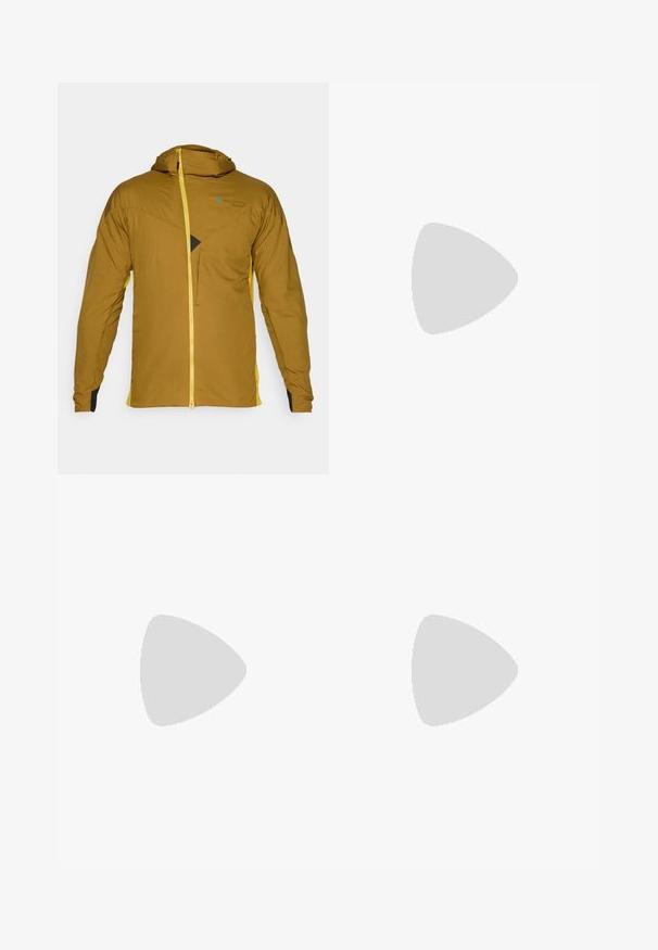 Veste à capuche marron avec fermeture éclair jaune et accents latéraux, dotée d'un tissu texturé, d'une poche zippée à l'avant et d'un détail de design triangulaire distinct.; T-shirt blanc à manches longues en coton avec un col rond. Présente un petit logo noir sur la poitrine. Texture lisse, coupe régulière.; Pantalons de survêtement noirs avec une taille à cordon de serrage, coupe fuselée, poignets élastiques et un petit logo blanc sur la cuisse gauche, fabriqués en tissu lisse.; Chaussures d'extérieur noires en matériau synthétique et en maille, présentant une tige texturée, un système de lacets sécurisé et une semelle extérieure robuste, sur un terrain rocailleux.