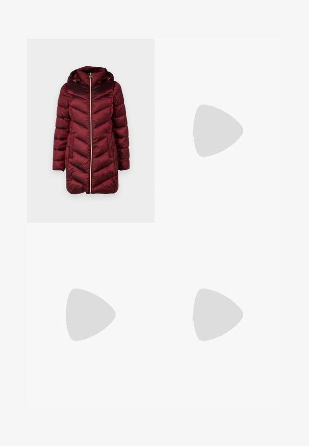 MICHAEL Michael Kors HOODED LONGLINE CHEVRON - Wintermantel - dark red; Witte korte mouwen t-shirt van ribstof. Ronde halslijn, normale pasvorm en subtiele stiksels. Geen patronen of grafische elementen.; Lichtblauwe denim jeans met een rechte pasvorm, subtiele vervaging en een medium hoge taille. Beschikt over vijf zakken en riemlussen.; Zwarte leren ballerina met een ronde neus, gladde textuur, minimale stikdetails en een flexibele zoolontwerp.