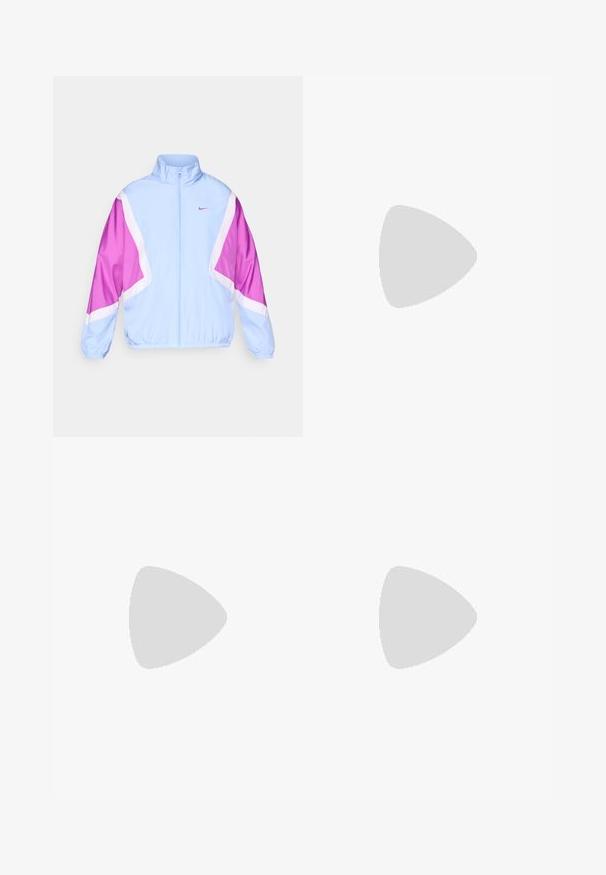 Jachetă de culoare albastru deschis, cu modele geometrice roz și alb, guler înalt, fermoar complet și manșete elastice. Logo-ul Nike pe piept.; Tricou alb din bumbac, cu mâneci scurte și guler rotund. Prezintă un mic logo Nike, discret, pe piept și o eticheta pe lateral.; Pantaloni jogger ușori, de culoare bleumarin, confecționați dintr-un amestec de bumbac. Au un talie cu șnur și un mic logo pe partea stângă.; Adidași din piele albă cu logo-ul Nike verde, vârf rotund, talpă plată, asortați cu pantaloni din denim bleu deschis, prezentați pe un covor albastru.