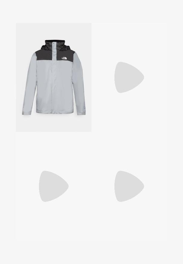 Lys grå jakke med en sort øverste panel. Har hætte, trykknaplukning og logo på brystet. Glat, vandafvisende stof.; Hvid langærmet T-shirt lavet af bomuld med rund hals. Har et lille sort logo på brystet. Glat tekstur, almindelig pasform.; Sorte udendørsbukser med glat stof, sidelommer med lynlås, forstærkede knæsektioner og en justerbar talje med spænde.; Sort atletik sko med en struktureret syntetisk overdel, polstret sål og et hurtiglukkesystem. Har forstærket tå og hæl.