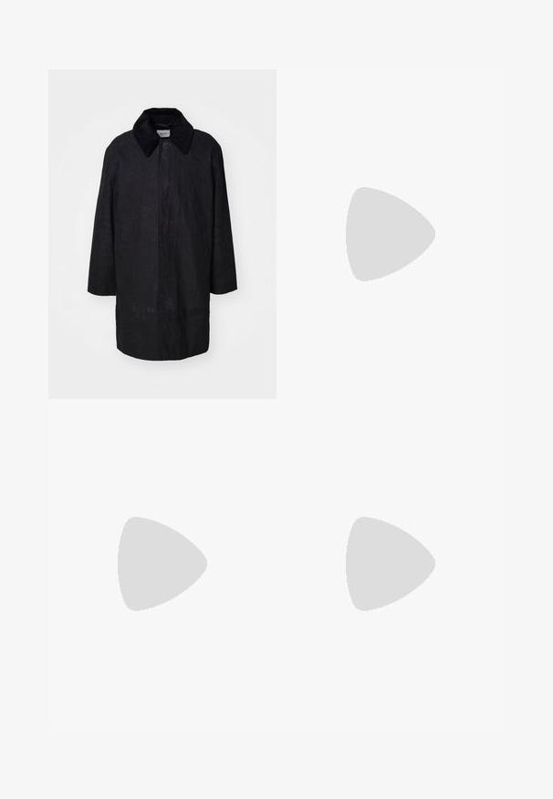 Cappotto nero realizzato in tessuto texturizzato, con colletto appuntito, maniche lunghe e chiusura frontale a bottoni. Include tasche laterali.; T-shirt in cotone nero con colletto a girocollo, maniche corte e vestibilità comoda. Design semplice, texture liscia e senza motivi o loghi visibili.; Pantaloni neri a gamba dritta con passanti per cintura, chiusura frontale con bottone e zip, esposti su uno sfondo bianco semplice.; Scarpa da uomo in pelle nera con punta arrotondata, finitura liscia, design con allacciatura e tacco impilato. Stile minimalista senza loghi visibili.