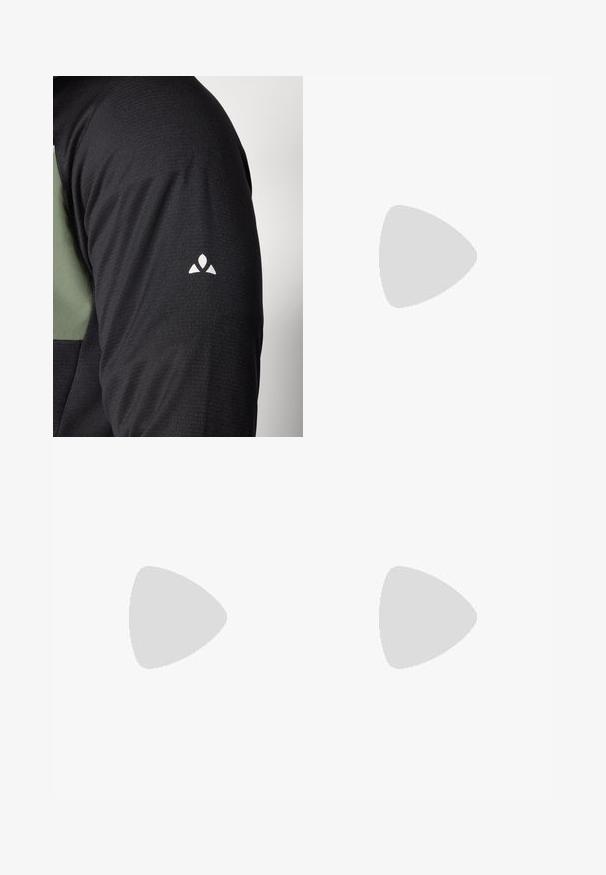 Schwarz langärmliges Shirt mit grünem Akzent auf der Schulter, ausgestattet mit einem strukturierten Stoff und einem kleinen weißen Logo am Ärmel.; Weißes Langarmhemd mit Rundhalsausschnitt, strukturierter Stoff, schwarzes Logo auf der linken Schulter und dezente Markenkennzeichnung am unteren Rand.; Schwarze Sporthosen mit elastischem Bund, aus leichtem Stoff, mit einem kleinen Logo am Unterschenkel und geradem Bein.; Braune wasserdichte Sneakers mit einer strukturierten Oberseite, perforierten Akzenten, schwarzem Fersenschutz und einer grauen Gummisohle. Die Schnürsenkel sind mit metallischen Enden gestaltet.