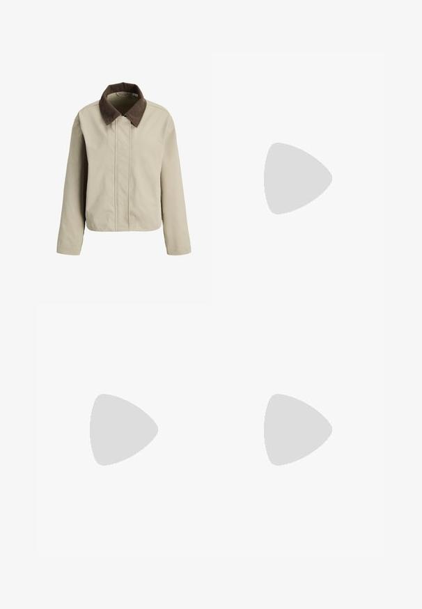 Béžová bunda s hnědým manžestrovým límcem, se zipovým zapínáním a dlouhými rukávy. Hladká textura s uvolněným střihem a minimálními detaily.; Černá bavlněná tkanina s hladkým povrchem a kulatým výstřihem, s jemným, rovnoměrným zrnem. Žádné viditelné loga ani akcenty.; Černé rozšířené kalhoty s vysokým pasem; mají dvě přední kapsy a hladkou texturu látky. Vhodné pro různé příležitosti.; Černé lakované kožené lodičky na pásku s špičatou špičkou a geometrickým blokovým podpatkem. Vyznačují se elegantním, minimalistickým designem a hladkým povrchem.