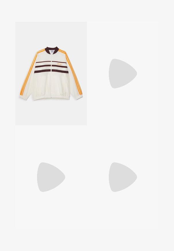 adidas Originals TRACK TOP - Treningsjakke - off white/shadow brown; To korte ermer T-skjorter i svart og hvit. Laget av glatt bomull, med klassisk rund hals og vanlig passform.; Hvite denimjeans med rett ben-design, fem-lomme stil, og kobberdetaljer. Rå sømfinish ved anklene.; Hvit løpesko med pustende mesh-overdel, teksturerte detaljer og polstret såle. Har et hurtiglissesystem for enkel tilpasning.