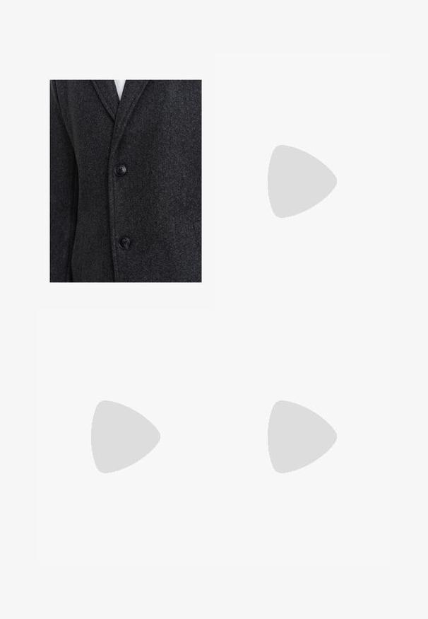 Ombre Abrigo clásico - dark grey melange; Dos camisetas de algodón en blanco y negro, de manga corta y cuello redondo, con un pequeño logo en el pecho, de textura suave.; Pantalones negros de tejido suave, con pliegues frontales, cinturilla con botón y puños en los tobillos ajustados. Silueta clásica y ajustada.; Mocasines de cuero negro con punta redonda, costuras decorativas y un tacón bajo. Textura suave con un brillo sutil. Diseño clásico sin adornos.; Gafas de sol negras con montura rectangular, lentes ahumados grises y diseño con corte en el puente. Material plástico brillante y elegante, con varillas estrechas.