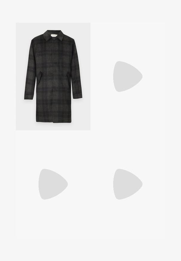 Sort og grå plaidfrakke med krave, frontlukning med knapper og sidelommer. Fremstillet af et struktureret stof med lige snit.; To sorte polo T-shirts, kortærmede, lavet af bomuldsstof, med en klassisk krave, to-knaps placket og hvide stribede detaljer indeni kraven.; Sorte bukser lavet af glat stof, med et lige ben-design, to frontfolder og en standard talje med bæltestropper.; Sorte læder slip-on sko med en glat overdel, syede detaljer, rund tå og en lav gummihæl. Sålen har minimal profil.