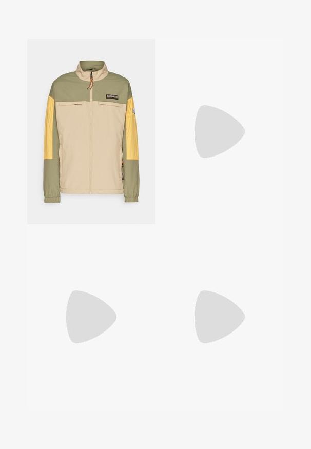 Giacca leggera in tonalità kaki, verde e giallo. Presenta una chiusura con zip frontale, colletto alto, polsini elastici e due tasche frontali. Logo sul petto.; Maglietta bianca in cotone con maniche corte, scollo rotondo e logo Nike nero sulla parte sinistra del petto. Tessuto liscio e vestibilità classica.; Pantaloni a gamba larga beige chiaro in cotone. Presentano tasche frontali e chiusura con bottone. Tessuto liscio con sottili linee verticali.; Sneaker atletica bianca con tomaia liscia, chiusura con lacci, suola ammortizzata e un'unità d'aria visibile con accenti rossi sul branding.