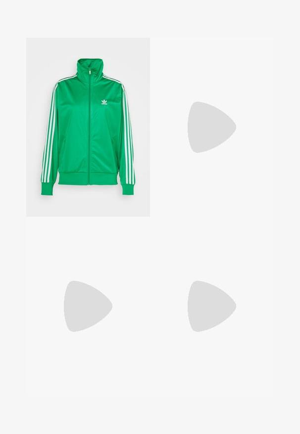 Zeleni zip-up jakna izrađena od glatkog poliestera. Ima visoki ovratnik, bijele pruge na rukavima i mali bijeli logotip na prsima.; Bijela rebrasta majica bez rukava s prilagođenim krojem, na prednjoj strani ima zelene izvezene natpise "MALO DRAMATIČNO".; Tamnozelene sportske hlače od sjajnog materijala, s bočnim trakama svijetlosive boje i izvezenim logotipom na lijevoj nozi.; Bijela obuća s roza suedinim vrhom, crnim prugama i čičak trakom. Ima bež gumeni potplat i logo sa strane.