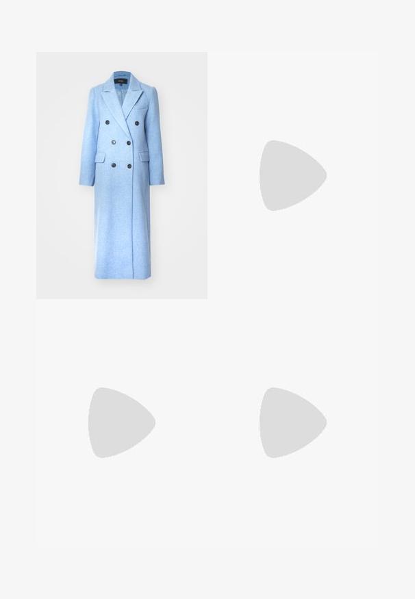 Casaco de lã azul claro, de duplo botão, com grandes botões pretos, lapelas recortadas e bolsos laterais. Corte longo e reto com ombros estruturados.; T-shirt branca de algodão com mangas puff curtas, apresentando pequenos embellissements prateados ao longo das mangas. Decote redondo clássico, corte descontraído.; Calças largas pretas feitas de veludo suave, com um cós elástico e uma textura lisa, sem detalhes ou padrões visíveis.; Botas de tornozelo pretas feitas de couro liso, com painéis elásticos, uma sola de plataforma grossa e uma biqueira metálica.