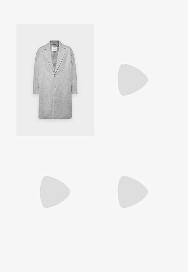 Grå uldmix frakke med slagkrave, dobbelte knaplukninger og trekvartærmer. Glat tekstur med et minimalistisk design.; Koksgrå langærmet strikket sweater med rund hals og en enkelt brystlomme. Blød tekstur med en afslappet pasform og ribbede manchetter.; Sorte bukser med lige ben, lavet af en bomuldsblandingsstof. Har en metalknaplukning og sidelommer. Ingen synlige mønstre.; Hvide slip-on sneakers med en struktureret overflade, en tyk sål og et minimalistisk design. Har brandlogoet på siden.