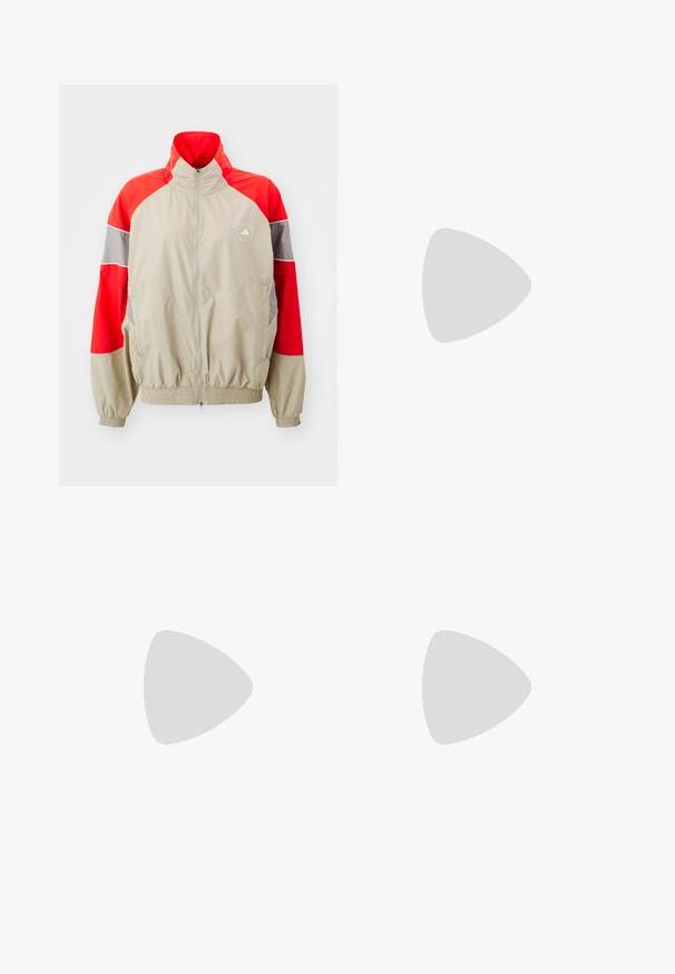 adidas by Stella McCartney TRACKTOP - Treningsjakke - desert sand/active red; Hvit idrettsskjorte med korte ermer, laget av glatt, elastisk stoff. Har en liten svart Adidas-logo på brystet.; Grå atletiske shorts med elastisk liv, med et strukturert mønster og sidesnitt for bevegelighet. Lettvekts stoff.; Hvite joggesko med grå striper, mesh-overdel og rosa hæl og detaljer. Har teksturert hæl og gummisåle. Snøring og polstret krage.