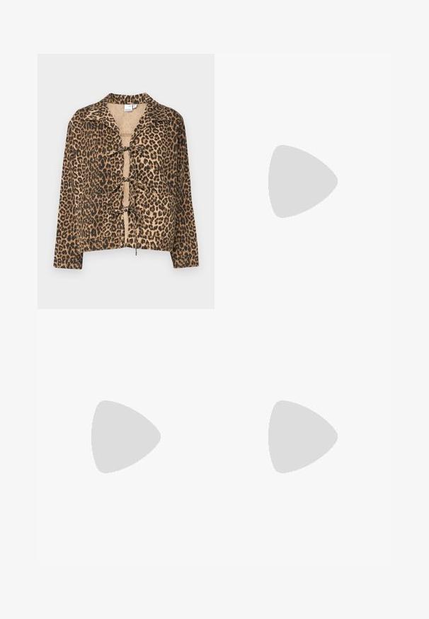 Leopárdmintás dzseki, puha anyag, dobozos forma, hosszú ujjak, gallér, elöl megkötős zárás, meleg barna és fekete árnyalatok, sima textúra.; Világos bézs, rövid ujjú póló, kerek nyakkivágással, puha, sima anyagból készült. Lazán illeszkedő szabással és egyenes szegéllyel rendelkezik.; Bordázott, széles szárú nadrág sötétbarna színben, rugalmas derékpánttal és puha, texturált anyaggal.; Fehér, magassarkú szandál vastag sarokkal, pántos dizájnnal és bokapánttal. Sima textúra, elülső platformmal a megnövelt magasság érdekében.