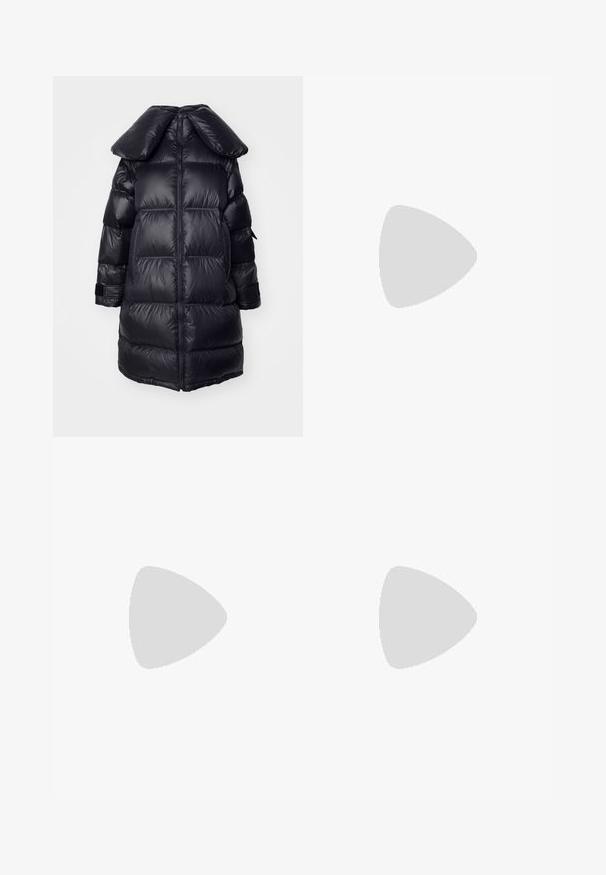 Must must coat suure kraega, millel on tikitud osad, keskne lukustus ja elastsed mansetid. Sile, läikiv kangast tekstuur.; Must valge lühikeste varrukatega T-särk ümarast kaelusest mustal taustal, mille krae sees on valge silt, kus on kirjas "D.R.C. EST. 2002".; Beez värvi täpselt lõigatud püksid sirge säärega, millel on sile tekstuur, kaks esipainutust ja küljetaskud.; Musthave mustanahkased balletkingad terava varbaga ja külgrihmaga, millel on ümmargune kuldne aksessuaar. Kerged ja tasase tallaga.