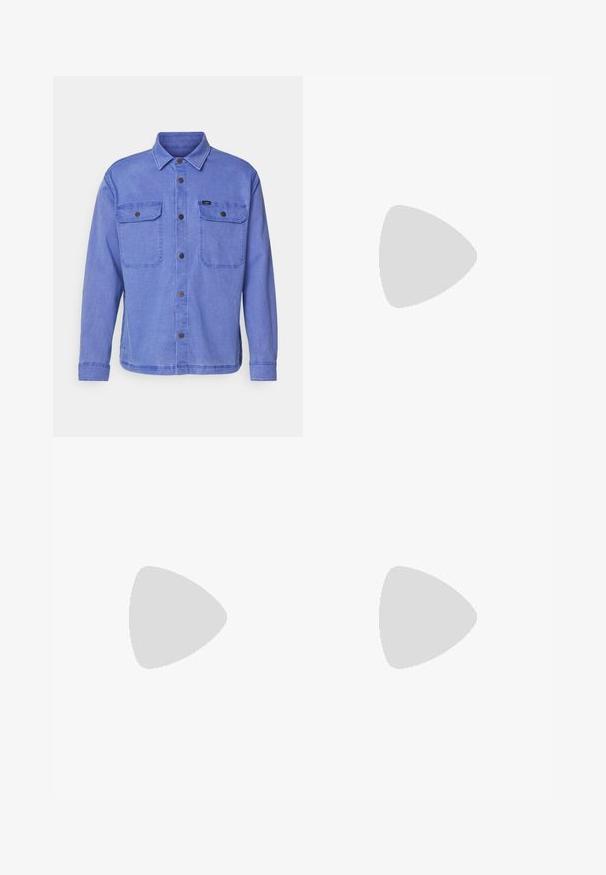 Lee WORKWEAR - Ljetna jakna - surf blue; Sivi pamučni majica s округłym izrezom, kratkim rukavima i jednostavnim dizajnom, s mekom, glatkom teksturom i bez vidljivih uzoraka ili ukrasa.; Crne traperice s ravnim krojem nogavica, sa zatvaračem, prednjim džepovima i klasičnim dizajnom s pet džepova. Mekan, izdržljiv materijal.; Crna kožna cipela s zaobljenim vrhom i četiri rupice za vezivanje. Ima teksturiranu potplatu i narančastu unutrašnjost. Postavljena na žutoj pozadini.