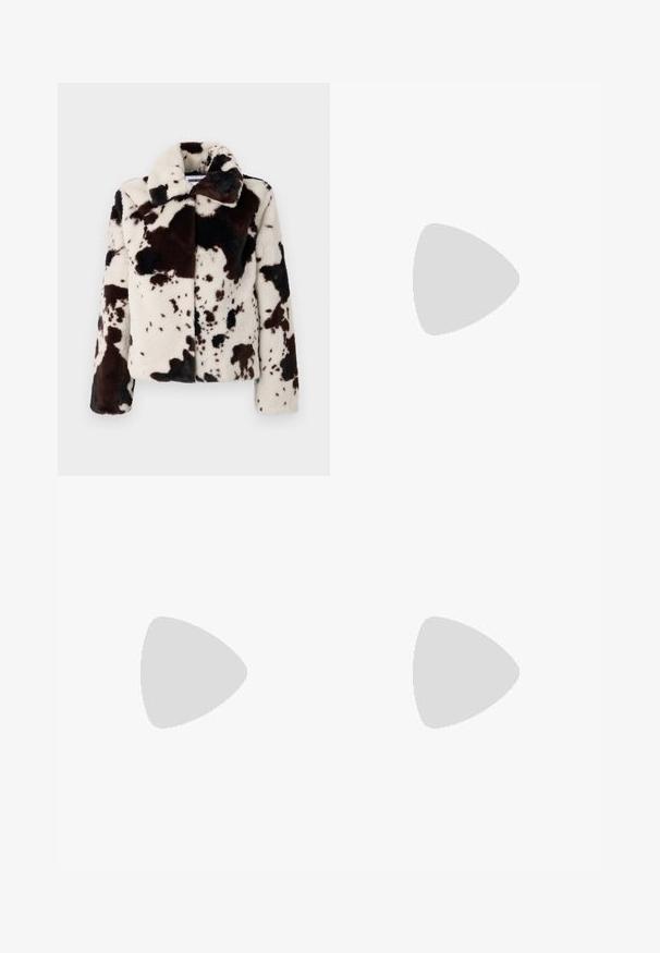 Faux-Fur-Jacke in Creme und Dunkelbraun mit einem Kuhfellmuster, breitem Kragen und einer kastigen Form mit langen Ärmeln.; Weißes, geripptes Tanktop mit rotem Saum an Hals und Armöffnungen. Das Design ist enganliegend und hat einen geraden Saum. Strukturierter Stoff. Markenzeichen sichtbar.; Ausgestellte blaue Jeans aus Denim. Sie verfügen über fünf Taschen, einen Knopf- und Reißverschluss, ein ausgewaschenes Muster an den Beinen und eine gerade Passform.; Weiße hochwertige Leinensneaker mit schwarzer Gummisohle, vorderem Gummizehenschutz und sechs Ösen für Schnürsenkel, die ein sauberes, minimalistisches Design aufweisen.; Weiße vegane Lederhandtasche mit geschwungenem Design, verziert mit dekorativen Schnürungen an den Seiten und einem einzelnen Schultergurt.