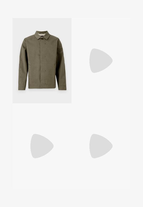 Casaco em padrão pied-de-poule nas cores oliva e preto, com gola, fechamento com botões e mangas longas. Tecido de textura suave.; T-shirt de algodão preto com mangas curtas, gola redonda e um pequeno logotipo bordado no lado esquerdo do peito. Textura suave, corte regular.; Calças de ganga pretas com um design de pernas largas, apresentando cinco bolsos e fechos metálicos. Textura suave, sem padrões visíveis.; Sapata slip-on de couro preto com biqueira arredondada, detalhes cosidos e sola de borracha preta. Textura suave com design minimalista.