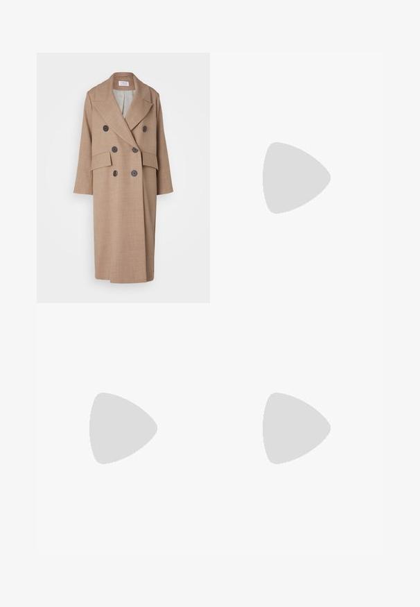 Cappotto doppiopetto in tessuto color sabbia con finitura testurizzata. Presenta grandi bottoni neri, due tasche frontali e un design a rever.; T-shirt bianca in cotone con maniche corte, scollatura rotonda e vestibilità rilassata. Struttura liscia, senza motivi né accenti, design minimalista.; Pantaloni neri su misura con un design a gamba dritta, caratterizzati da una texture liscia e pieghe ben definite sul davanti. Senza hardware visibile.; Sandalo in pelle nera con tacco a blocco e una fascia larga sopra le dita, dotato di una cinghia regolabile alla caviglia, caratterizzato da un design elegante e minimalista.