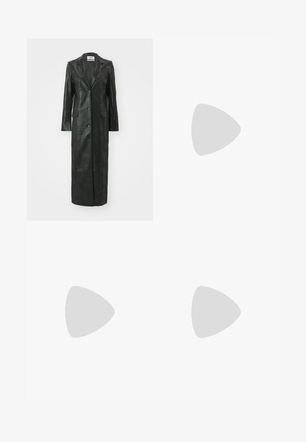 Weekday NANCY COAT - Abrigo clásico - shiny black; Top negro de manga larga hecho de una tela suave, con un cuello redondo y detalles fruncidos en los hombros y puños.; Jeans acampanados de color azul fabricados en denim. Cuentan con un cierre de dos botones, bolsillos frontales y un desgastado sutil. El dobladillo termina con un detalle de costura.; Botas de cuero negras hasta el tobillo con punta redonda, cordones en la parte delantera y una suela de goma gruesa con un dibujo texturizado. Tirador en la parte trasera.; CHPO PRENZ UNISEX - Gafas de sol - pink; Pendientes de aro color dorado, delgados y redondos, con un acabado metálico suave y sin adornos ni patrones.