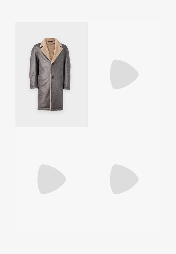 Abrigo de piel gris con un cuello de borrego beige, mangas largas y dos bolsillos laterales, con un cierre de botón en la parte frontal.; Camisa polo de manga corta en verde azulado oscuro, con textura acanalada, cuello clásico y un pequeño parche de logo en el pecho. Llevada con pantalones de color claro.; Los pantalones vaqueros holgados de mezclilla azul claro presentan un corte recto, un diseño de cinco bolsillos y un cierre con botón de hardware visible.; Zapato oxford de cuero negro con diseño de cordones, punta redonda, suela de goma plana y un sutil detalle de costura en la parte superior.; Bolsa de viaje de cuero negro con asas redondeadas, una correa de hombro desmontable y detalles de costura sutiles. Textura suave y diseño práctico.