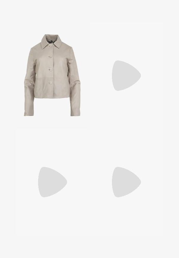 Beige läderjacka med kragen, framknäppning med fyra knappar och långa ärmar med slät textur.; Randig svart-och-vit tröja med en bred båt halsringning, långa ärmar och en tajt ribbad nederkant vid midjan. Mjuk, stickad textur.; Svarta läderbyxor med slim fit, platt midja och utsvängt i botten. Slät textur och minimalistisk design utan synliga detaljer.; Brun knälång läderstövel med spetsig tå och en kraftig, transparent klack. Slät yta med minimal detaljering.; Krämfärgad scarf som är gjord av mjukt material, med en beige kant och fransade ändar. Texturen verkar slät och varm.; Olivgrön läderhandväska med rundad form, dubbla handtag och sömlig front. Har en len yta och subtila sömnadsdetaljer.