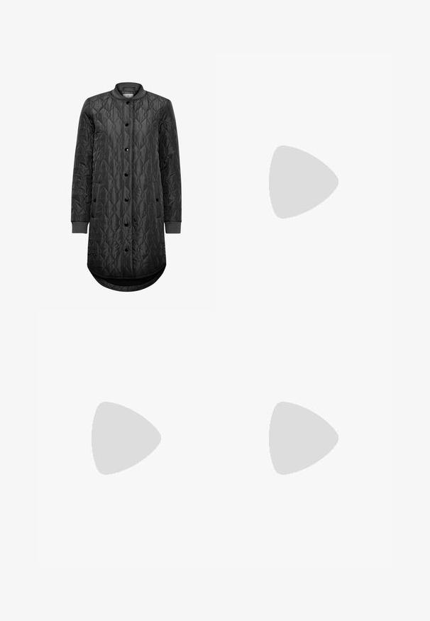 Manteau long matelassé noir avec boutons-pression, poignets côtelés et ourlet rond. Fabriqué en matériau synthétique brillant avec une texture lisse.; T-shirt noir à manches courtes en coton. Il présente un col rond, une coupe décontractée et un ourlet net sans motifs ni accessoires visibles.; Pantalons larges noirs à taille volante, dotés de deux poches latérales et d'un tissu lisse et léger. Pas de motifs ni de matériel visible.; Botte en cuir noir haute avec semelle plateforme épaisse et talon carré, dotée d'une languette et d'un motif texturé sur la semelle extérieure.