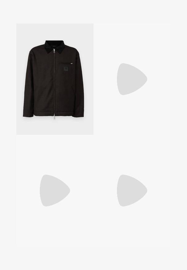 Carhartt WIP TRUMAN COAT - Giacca da mezza stagione - chocolate/black; Due T-shirt di cotone mostrate schiena contro schiena: una nera e una bianca. Entrambe presentano maniche corte e scollature a girocollo, con una texture liscia.; Jeans in denim azzurro chiaro con vita alta e vestibilità rilassata, dotati di due tasche frontali, una tasca a toppa sul retro e chiusura con bottone.; Sneaker in suede nero e grigio con dettagli bianchi e suole in gomma color miele, indossati su pantaloni beige mentre si sale su scale metalliche.; Occhiali da sole ovali neri con lenti scure, montatura spessa e accenti in argento sui lati. Materiale in plastica liscia, design contemporaneo.