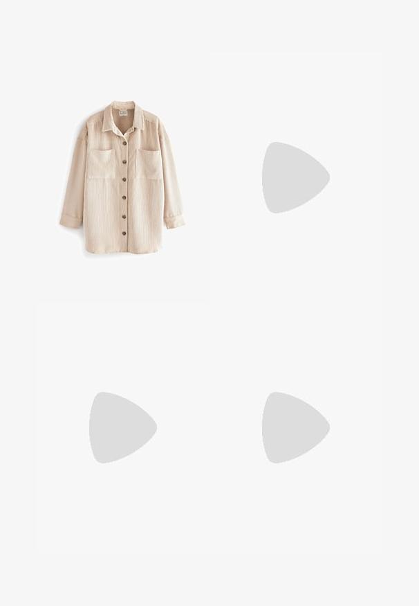 Beige cordbársony ingdzseki függőleges csíkokkal, két mellzsebbel, négy barna gombbal elöl, és hajtott gallérral.; Csíkos pulóver, fekete és krém színű mintával, textúrált anyagból készült, hosszú ujjú és kerek nyakú.; Fehér, bő szárú farmernadrág. Gombos záródással, elülső és hátsó zsebekkel, valamint steppelt varrásokkal rendelkezik. Simas textura, minimális díszítéssel.; Beige bőr balerina cipő fekete orral. Elöl masni díszítéssel és sima felülettel rendelkezik. Alacsony profilú kialakítás, gumitalppal.; Fekete bőrtáska strukturált dizájnnal, felső fogantyúval és állítható pánttal. Simás textúra és arany színű záróelem részlet.