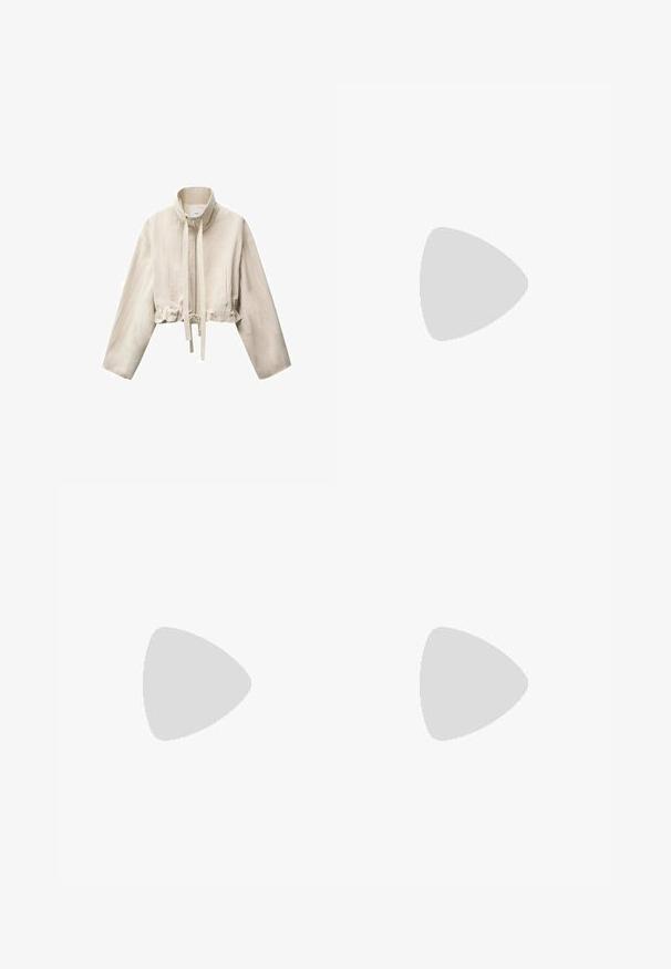 Korte beige jas met een hoge kraag, lange mouwen, ritssluiting aan de voorkant, verstelbare trekkoord in de taille en twee zijzakken.; Bruine gerimpelde tanktop met golvende randen en ruches aan de schouderbanden, met een aansluitend ontwerp en een zachte textuur, gedragen over een witte onderkant.; Witte denim rok met een slim fit ontwerp, voorzien van een knoopsluiting, ri loops en een klassieke vijf-pocket stijl. Heeft een gladde textuur en is knielang.; Knie hoge suède laarzen in kamelkleur met een spitse teen en een dunne hoge hak. Glad textuur en elegante silhouet met minimale details.; Donkerbruine leren handtas met een gevlochten kwast, gouden hardware, dubbele handvatten en een afneembare schouderriem op een witte achtergrond.
