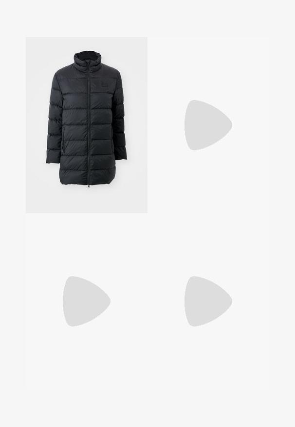 GANT LIGHT COAT - Sulemantel - black; Must musta T-särk V-kaelusega ja lühikeste varrukatega. Lihtne disain, regulaarne istuvus, ilma mustrite ja aktsentideta.; Mustad ja sirged püksid, millel on sile tekstuur ja teravad voldid esiosas. Ilma nähtavate detailideta.; Beez blok-kandadesed õhukeste rihmadega ja ruudukujulise varbaga. Sile materjal minimaalsete detailidega, kujundatud mugavaks kandmiseks.