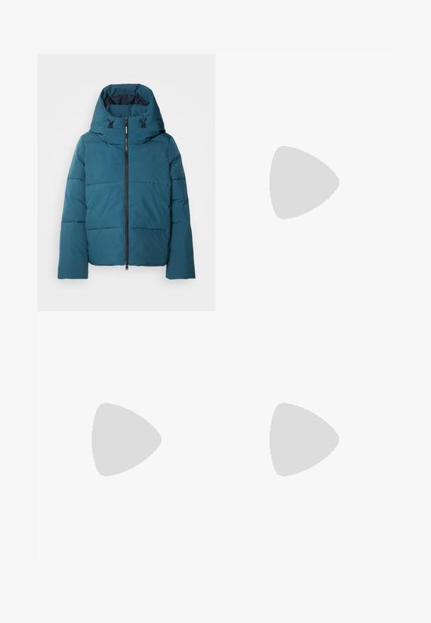 Ecoalf JACKET WOMAN - Žieminė striukė - plumb; Šviesiai smėlinis ilgos rankovės megztinis su raštuota tekstūra, apvalia iškirpte ir išplatėjusia apačia. Pagamintas iš minkštos, mezginės medžiagos.; Aukštos juosmens platėjančios džinsai tamsiai mėlynoje šviesinimo džinsinėje medžiagoje, su lygiu paviršiumi, priešakiniais kišenėmis, mygtuko uždarymu ir išblukimo detalėmis.; Juodos odinės aulinukės su apvalia nosimi, raišteliais priekyje ir storesniu guminio pado apačioje su tekstūruotu raštu. Priekyje yra kilputė.; Sidabrinės pusmėnulio auskarai minimalistiniu dizainu. Apskritimo forma, lygus paviršius ir plonas profilis. Lengvi su poliruotu apdailu.