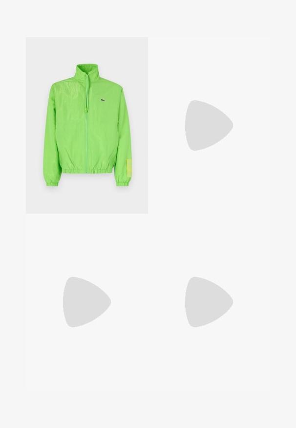 Casaco impermeável verde com gola alta, fecho de correr à frente, punhos e barra elásticos. Apresenta um pequeno logótipo e um detalhe de etiqueta na manga.; Camiseta de algodão preta com mangas curtas, decote redondo e um pequeno logo verde no bolso do peito esquerdo. Design simples, corte regular.; Calças pretas feitas de um tecido de algodão misto, com corte reto, cintura elástica com botão e sem padrões ou detalhes visíveis.; Sapatilha de couro preto com sola branca, apresentando um bico arredondado, design com atacadores e um logotipo discreto na lateral. Detalhes em relevo na parte superior.