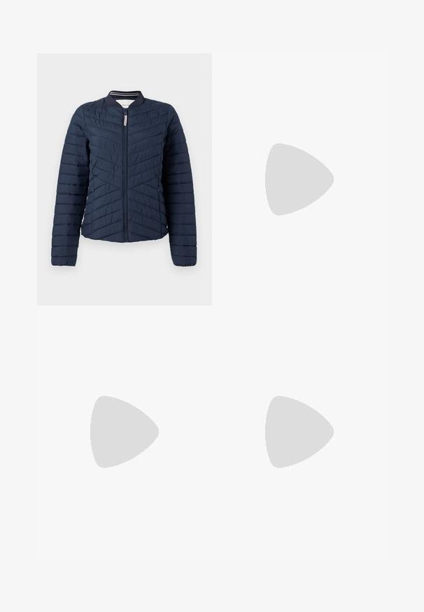 Jachetă bomber căptușită de culoare bleumarin, cu un design vertical matlasat, guler ribbit și închidere prin fermoar. Textură de material neted, cu manșete elastice.; Top negru, fără umeri, fabricat dintr-un material elastic și moale. Are mâneci scurte și o siluetă ajustată. Design simplu, fără cusături.; Pantaloni negri, cu picioare largi, cu un tiv elastic și șnur ajustabil. Realizați dintr-un material neted, ușor, fără modele vizibile.; Pantofii cu toc înalt din suede de culoare albastru marin, cu vârf rotund, bretele la gleznă și toc bloc din lemn texturat de culoare maro. Căptușeală interioară netedă.