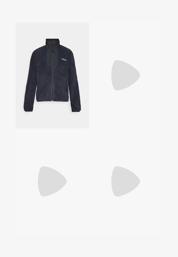 Tumedast meresinine fliistek jope, millel on kõrge krae, täispikk lukku ja kaks küljetaskut. Omab siledat tekstuuri ning logo vasakul ülal.; Hall juppuvarrega, pehmeast, niiskust eemaletõukavast kangast lühikeste varrukatega hall T-särk. Omab ümarat kaelust ning väikest valget logo vasakul ülal.; Mustad, hästi istuvad püksid, mis on valmistatud paindlikust materjalist. Omadusteks on lukuga küljetasku, artikeeritud põlved ja sile pind.; Mustarjaline matkasaabas, millel on keskmine disain, tekstuuriga ülemine osa, hallid aktsendid ja vastupidav kummist põhi, millel on haardelugesid.