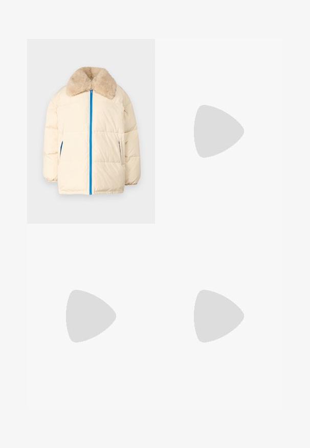 Kreminė pūkinė striukė su dirbtiniu kailiniu apykakle, mėlynu užtrauktuku ir šoninėmis kišenėmis. Savybės: siuvinėtas dizainas ir laisvas siluetas.; Juodas medvilnės marškinėliai su apykakle, trumpomis rankovėmis ir mėlynai siuvinėtu "Calvin Klein JEANS" logotipu priekyje.; Šviesiai mėlyni džinsai, tiesaus kirpimo, vidutinio juosmens, su penkiomis kišenėmis ir mygtukų užsegimu priekyje.; Juodi odiniai loaferiai su apvaliu pirštu, storu tekstūruotu padu ir minimaliu siūlių dekoru. Išskirtinis dizainas be matomų raištelių ar furnitūros.