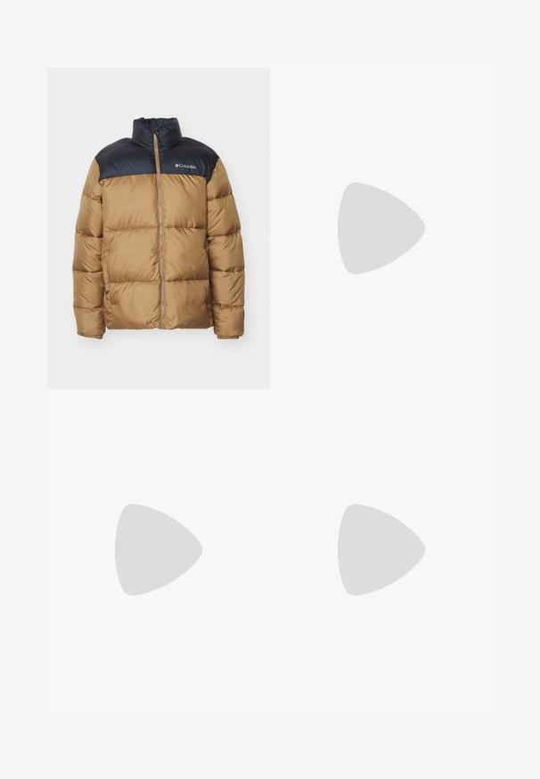 Veste matelassée avec un corps beige et une section supérieure noire. Elle présente un col haut, une fermeture éclair à l'avant et un design matelassé avec des coutures visibles.; T-shirt en coton blanc à manches courtes et col rond. Présente un petit logo Nike subtil sur la poitrine et une étiquette sur le côté.; Pantalons larges beige clair en coton. Dotés de poches avant et d'une fermeture à bouton. Texture lisse avec de légères lignes verticales.; Baskets en cuir blanc avec logo Nike vert, bout rond, semelle plate, associées à un pantalon en denim bleu clair, présentées sur un tapis bleu.