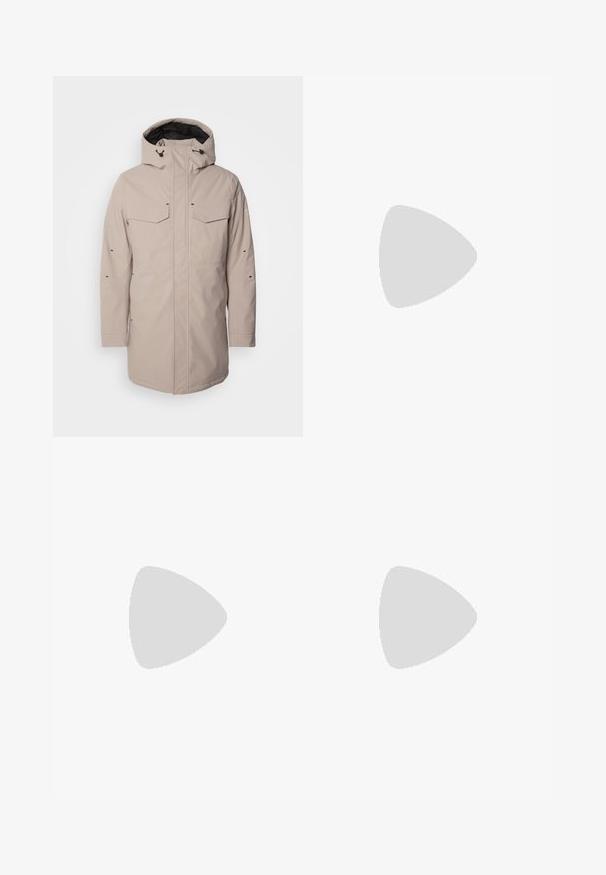 Parka impermeable beige con capucha, dos bolsillos en el pecho y características ajustables. Textura suave con corte recto y detalles mínimos.; Camisa polo blanca, de manga corta, con cuello clásico, tapeta de tres botones, textura suave, puños y dobladillo acanalados, diseño minimalista sin patrones.; Pantalones de mezclilla gris claro con un diseño de pierna recta, estilo de cinco bolsillos y cierre de botón. Costuras visibles a lo largo de las costuras.; Zapatillas de ante y textil en verde, marrón y beige con tres rayas blancas. Presentan un acento rosa claro en el talón y una suela texturizada.