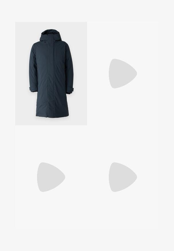 Save the duck RODERICK - Parka - blue; Zwarte korte mouwen T-shirt van een gladde katoenmix, met een ronde halslijn en een minimalistisch ontwerp zonder patronen of accenten.; Zwarte joggingsbroek van gladde stof. Kenmerkt zich door een elastische tailleband met een trekkoord, taps toelopende benen en geen zichtbare zakken. Eenvoudig ontwerp.; Zwarte leren sneaker met lage schacht, zwarte veters en off-white zool, weergegeven in zijprofiel op een witte achtergrond.