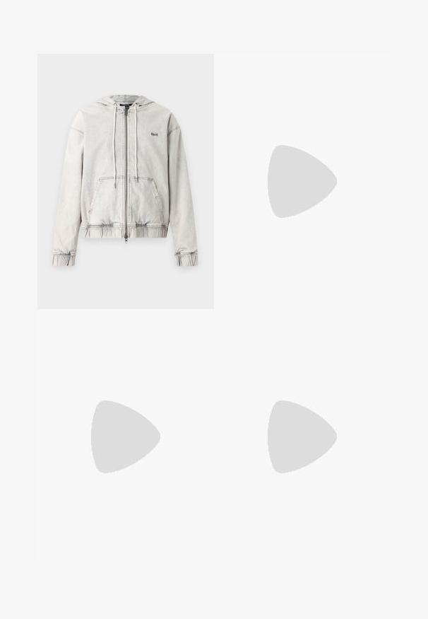 Ksubi ZIPPED HOODIE PLUTO - Jeansjakke - grey; Mørkeblå bomulls t-skjorte med korte ermer, med et grafisk trykk av stablede kassettbånd og teksten "Killing Bees" på brystet.; Tiger of Sweden TENUTA  - Chinos - black; Svart lær sneakers med grå detaljer, hvit gummisåle, rund tå og seks svarte snøringhull. Teksturert sidetafele.