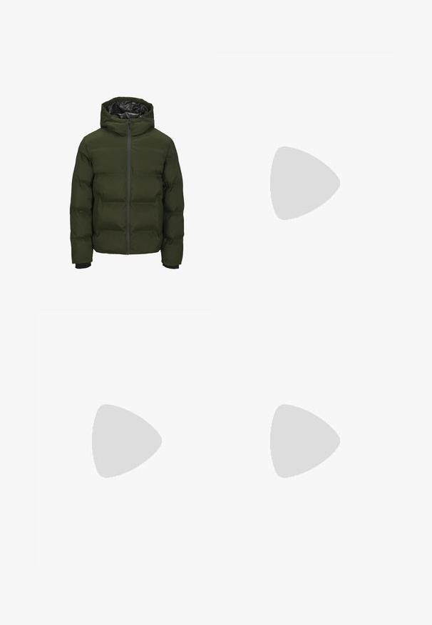 Giacca a vento verde con cappuccio, chiusura frontale con zip, polsini a coste e texture trapuntata. Presenta un rivestimento interno nero lucido e un'imbottitura leggera.; T-shirt in cotone nero con scollatura rotonda, maniche corte e piccolo testo del logo bianco sul lato sinistro del petto. Design semplice, vestibilità classica.; Jeans in denim azzurro chiaro con vestibilità rilassata, design a gamba dritta, cuciture visibili, due tasche frontali e chiusura con bottone.; Sneakers bianchi slip-on con superficie texturizzata, suola spessa e design minimalista. Presentano il logo del marchio sul lato.