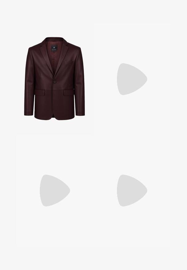 Blazer en cuir bordeaux avec une texture lisse, fermeture à un bouton, revers en notch, une poche poitrine et deux poches avant. Intérieur doublé.; Polo noir en coton. Doté d'un col en V, de manches courtes et d'un design épuré sans motifs ni accents.; Jean en denim bleu foncé avec une coupe droite, cinq poches et des coutures contrastantes. Présente une taille et un ourlet propres.; Mocassins en cuir marron avec un bout arrondi, une couture détaillée et une semelle en caoutchouc. Présente une sangle décorative et une texture lisse.