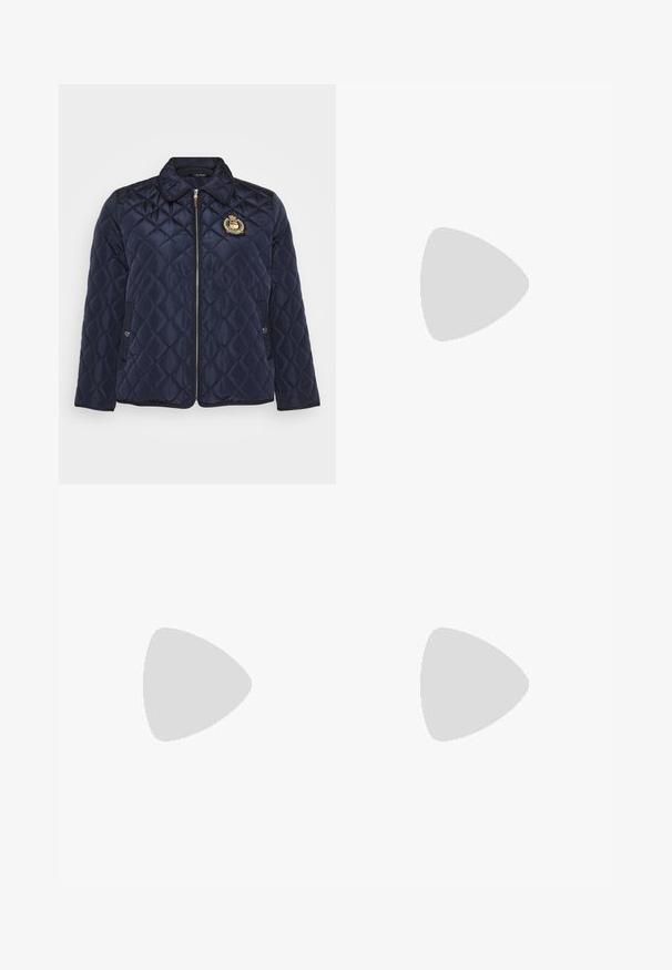 Veste matelassée marine avec col, fermeture éclair et un emblème décoratif sur la poitrine. Deux poches latérales sont visibles.; Pull en tricot à manches courtes de couleur crème avec des accents de col et de poignets côtelés en noir. Présente un logo brodé sur le côté inférieur gauche.; Pantalons blancs ajustés au taille haute, avec de doubles plis devant et des jambes larges à ourlets repliés. Fabriqués en un tissu lisse et texturé.; Basket blanche en cuir avec un accent doré au talon, des détails perforés, des lettres en relief, et une semelle en caoutchouc avec un motif texturé.
