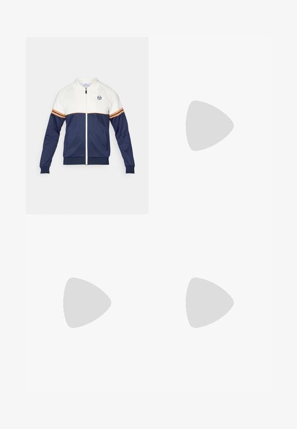 Marineblauwe en witte ritsjack met een polo kraag. Voorzien van gestreepte accenten in oranje en marineblauw, gestructureerde stof en een logo op de borst.; Drie witte geribde tanktops van katoen. Kenmerken zijn een ronde hals en kleine zwarte labels nabij de zoom. Verkrijgbaar in meerdere maten.; Witte joggers gemaakt van zachte stof, met zijzakken en gekleurde strepen bij de enkels met oranje en blauwe accenten.; Witte sportieve schoenen met een gestructureerde bovenkant, zwarte Nike swoosh, gewatteerde kraag en een solide rubberen buitenzool met een gepatternde profiel.
