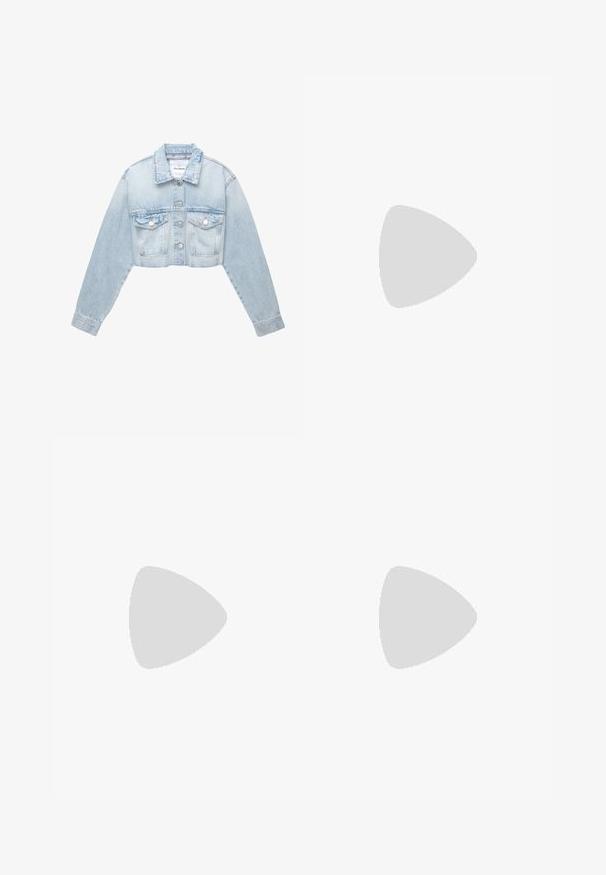 Gekürzte hellblaue Jeansjacke mit langen Ärmeln, zwei Brusttaschen, silbernen Druckknöpfen und einer leicht abgewetzten Textur.; Gekürztes, cremefarbenes T-Shirt aus Baumwolle. Es verfügt über ein pinkes, gesticktes Logo mit der Aufschrift "Nike Sportwear". Kurze Ärmel und ein runder Ausschnitt.; Hellblaue Sweatpants mit elastischem Bund und Kordelzug. Mit kleinem Nike-Logo an der Seite, am Saum gerafft.; Hellblaue Sportschuhe mit weißen Akzenten, strukturierten Bereichen und einem Reißverschluss. Sie verfügen über eine sichtbare Luftpolster-Sohle und eine Gummisohle.