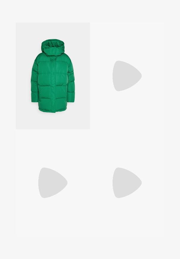 Zelená púšťačka s vysokým golierom a pripojenou kapucňou. Má štvorcový strih, prešívanú textúru a zips. Krátke rukávy s skrytými manžetami.; Dvoje dlhých rolákov, jeden biely a jeden čierny, vyrobených z hladkej, elastickej tkaniny, obidva so slim-fit strihom a vysokými goliermi.; Čierne nohavice s hladkým materiálom, priamym strihom a plochými prednými vreckami. Majú pás s pútkami na opasok. Bez viditeľných vzorov.; Čierne gumené pracovné klobúky s ventilačnými otvormi, vyvýšeným opätkom, zadným remienkom a štruktúrovanou podrážkou. Hladký povrch s minimalistickým dizajnom.
