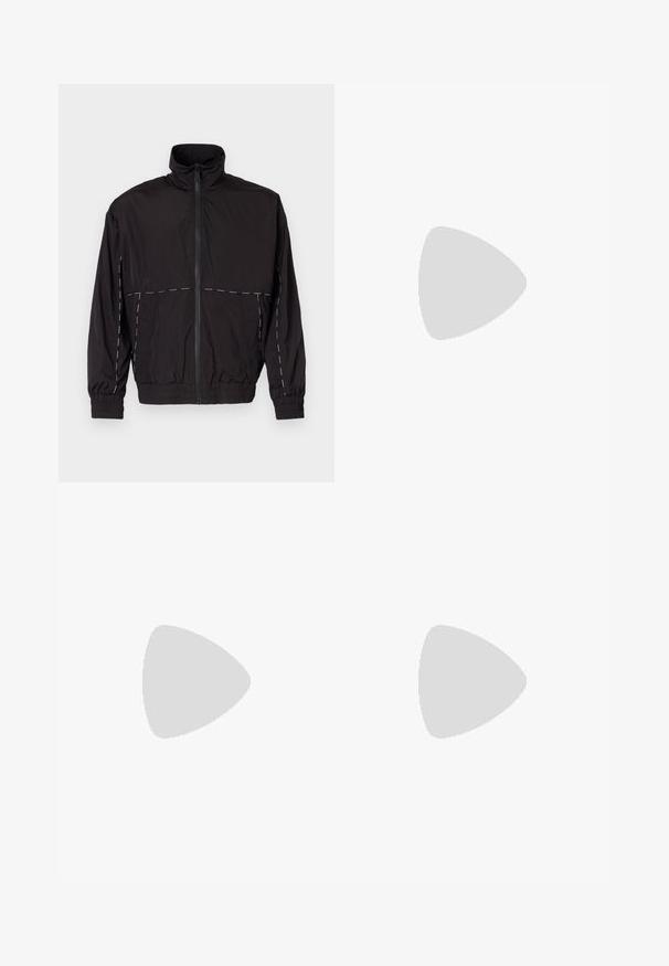 Schwarze leichte Jacke mit hohem Kragen und Reißverschluss. Mit weißen Nähakzenten an Schultern und Ärmeln. Elastische Bündchen.; Schwarzes T-Shirt mit kurzen Ärmeln, das weiße "Versace Jeans Couture"-Textbänder entlang der Schultern und oberen Ärmel hat.; Schwarze Sweatpants aus weichem Stoff, mit einem elastischen Bund und einem Kordelzug, schmal zulaufenden Beinen und elastischen Bündchen an den Knöcheln.; Schwarze Wildleder-Sneaker mit einer weißen Gummisohle, die sich durch elegante Nähte und ein schnürbares Design auszeichnen. Glatte Textur mit einer modernen, stromlinienförmigen Form.
