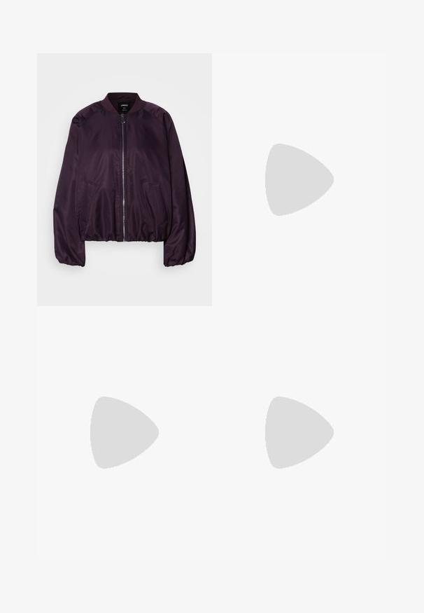 Giacca bomber viola con una texture liscia e lucida. Presenta una zip frontale, colletto a coste e tasche laterali. Vestibilità rilassata, polsini arricciati.; Top nero senza maniche realizzato in un tessuto morbido e elasticizzato. Caratterizzato da un collo rotondo e spalline larghe, con una vestibilità aderente e una superficie liscia.; Gonna midi in pizzo floreale color crema; presenta un design a strati con sezioni trasparenti, pizzo testurizzato e un orlo svasato.; Ballerine in pelle nera con punta appuntita, cinturino con fibbia in argento, abbinate a pantaloni neri su misura con orlo a spacco.; Orecchino a cerchio in argento con finitura lucida, caratterizzato da piccoli dettagli in oro e una forma tondeggiante, indossato sul lobo.