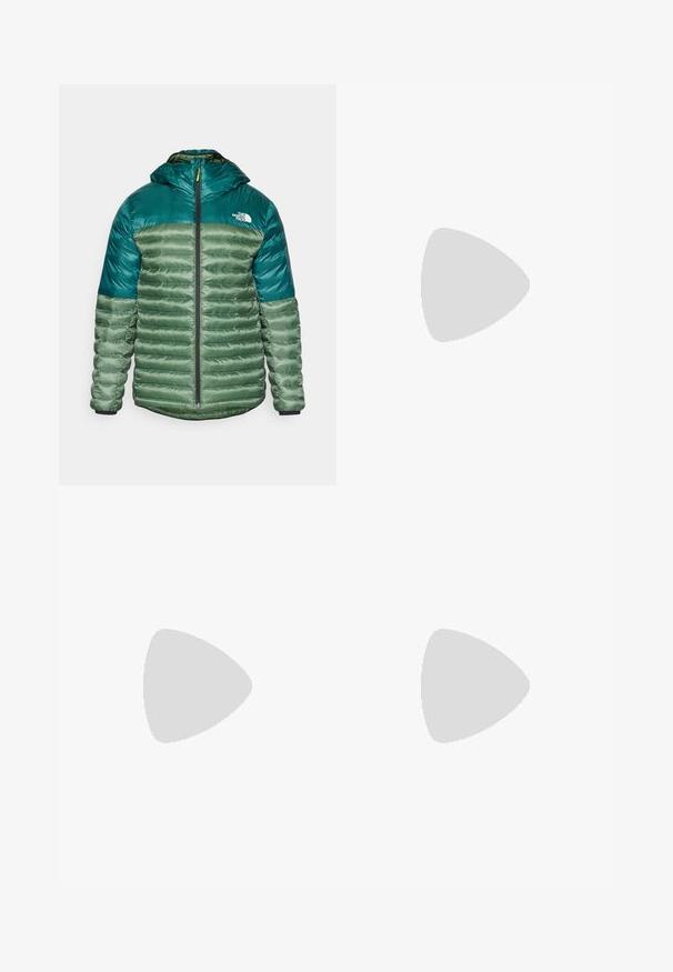 The North Face TERRA PEAK HOODIE - Vinterjakker - duck green/deep nori; Hvid langærmet T-shirt lavet af bomuld med rund hals. Har et lille sort logo på brystet. Glat tekstur, almindelig pasform.; The North Face PANT - Træningsbukser - mystic haze/pearl mist; Sorte udendørssko med mesh og syntetisk materiale, med en tekstureret overdel, sikre snørebånd og en robust ydersål, på klippelandskab.