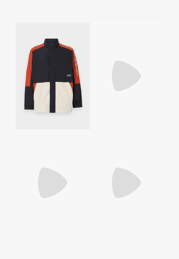 Vindjacka med färgblock i svart, röd och kräm. Har hög krage, elastiska ärmslut och logotypdetaljer på ärmarna.; Vit bomull t-shirt med rund halsringning och korta ärmar, med en guld EA7 Emporio Armani-logotyp tryckt på framsidan.; Svarta träningsshorts i mjukt tyg, med ett elastiskt midjeband och en liten gul EA7-logotyp på nedre vänstra benet.; Vita lädersneakers med en jämn yta, rund tå, platta snörningar och en strukturerad sula. Har en diskret logotyp på hälen.