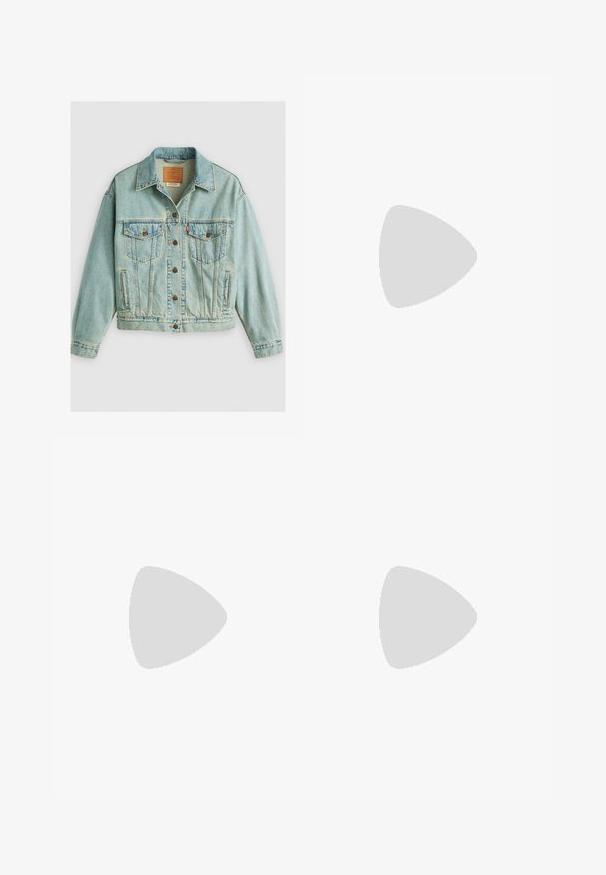 Lichtblauw denim jack met een klassiek ontwerp. Beschikt over twee borstzakken, een knoopsluiting aan de voorkant en een licht versleten textuur.; Witte fitted top van ribstof met korte mouwen en geplooide details aan de zijkanten voor textuur en vorm.; Lichtblauwe denim jeans, recht model, vervaagde gebieden en subtiele slijtage. Voorzien van vijf zakken en een klassieke knoopsluiting.; Lichtblauwe canvas sneakers met een crème rubberen neuskap en zool, voorzien van witte veters en een trekstrip op de hiel.