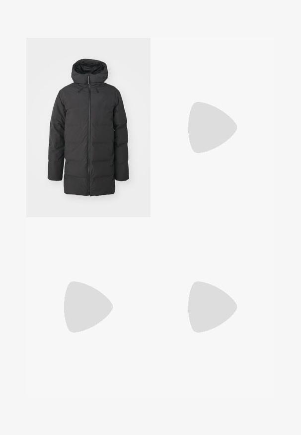 Sort pufferjakke med hætte, der har en fuld frontlynlås, elastiske manchetter og et quiltet design til isolering. Glat ydre materiale.; Grå kortærmet t-shirt lavet af blødt, struktureret stof med et lille blåt Patagonia-logo på venstre bryst. Ingen yderligere mønstre.; Mørkegrå bukser lavet af holdbart stof, med en lynlåslomme, lige snit og bæltestropper for justerbar pasform.; Brune vandtætte sneakers med en tekstureret overflade, perforerede akcenter, sort hælunderstøttelse og en grå gummisål. Snørebåndene er udsmykket med metalender.